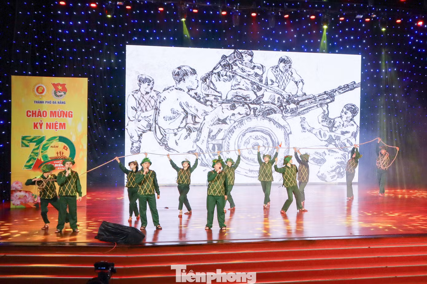 Những tiết mục nghệ thuật được dàn dựng công phu, hào hùng, thể hiện những lát cắt về chiến dịch lịch sử của dân tộc - bi tráng, đầy "máu và hoa", thể hiện tinh thần đấu tranh bất khuất của thế hệ cha anh đi trước.