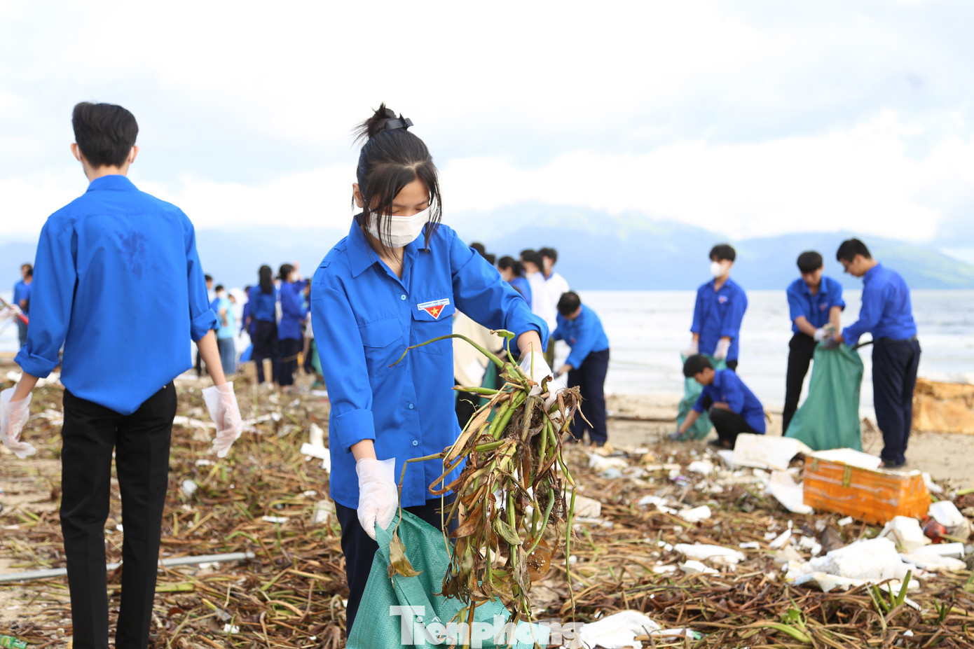 "Bên cạnh lực lượng thanh niên địa phương, các đơn vị khác như: Sở TN&amp;MT, thanh niên quân đội, công an, cộng đồng dân cư trong khu vực... cũng chung tay để cùng làm sạch không gian bờ biển", chị Thảo cho hay.