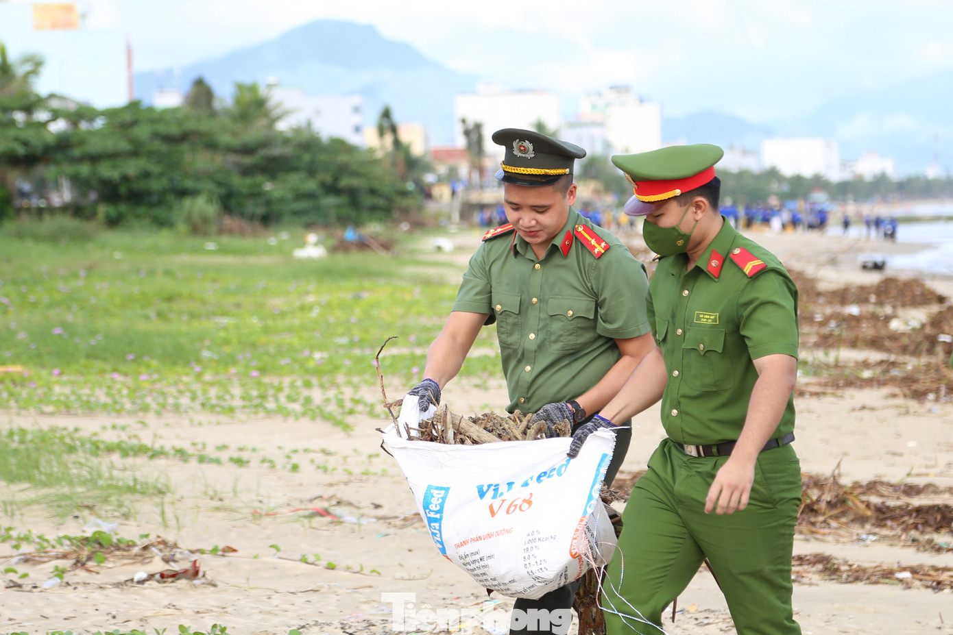 Trong mưa bão, "áo xanh" Đà Nẵng xung kích hỗ trợ bà con ở các khu vực thấp trũng, ngập sâu trên địa bàn kê đồ đạc, sơ tán khỏi vùng nguy hiểm, sửa chữa miễn phí xe máy, đồ điện bị ngập nước....