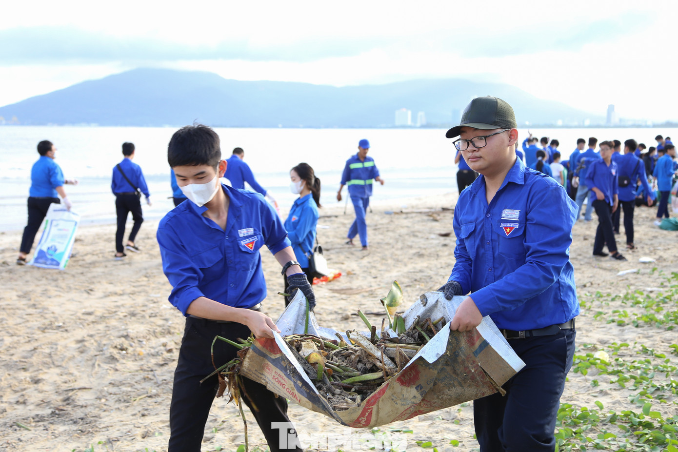 Trong mưa bão, "áo xanh" Đà Nẵng xung kích hỗ trợ bà con ở các khu vực thấp trũng, ngập sâu trên địa bàn kê đồ đạc, sơ tán khỏi vùng nguy hiểm, sửa chữa miễn phí xe máy, đồ điện bị ngập nước....
