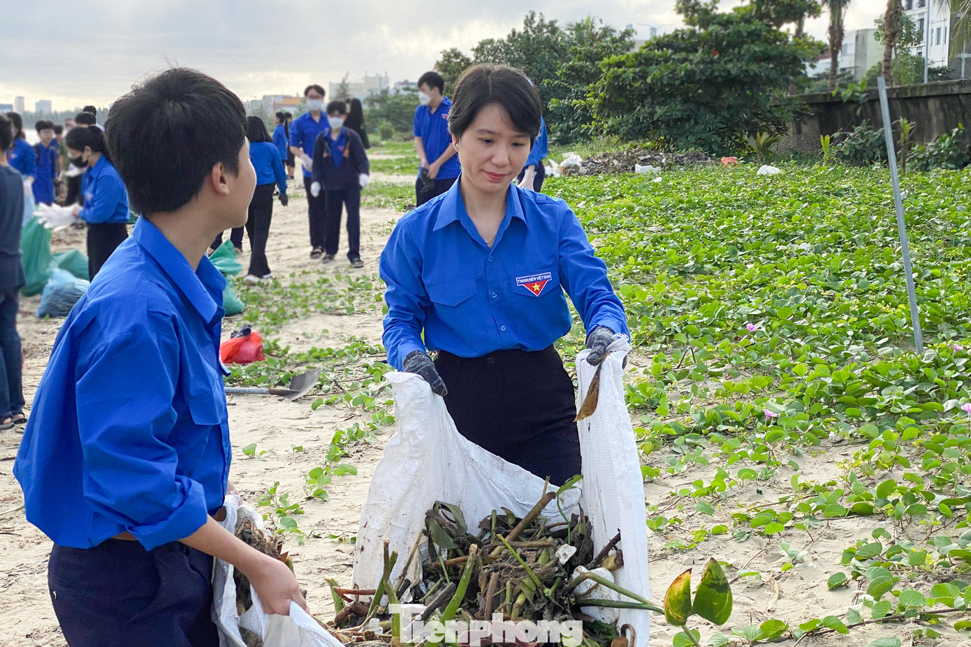 Trong mưa bão, "áo xanh" Đà Nẵng xung kích hỗ trợ bà con ở các khu vực thấp trũng, ngập sâu trên địa bàn kê đồ đạc, sơ tán khỏi vùng nguy hiểm, sửa chữa miễn phí xe máy, đồ điện bị ngập nước....