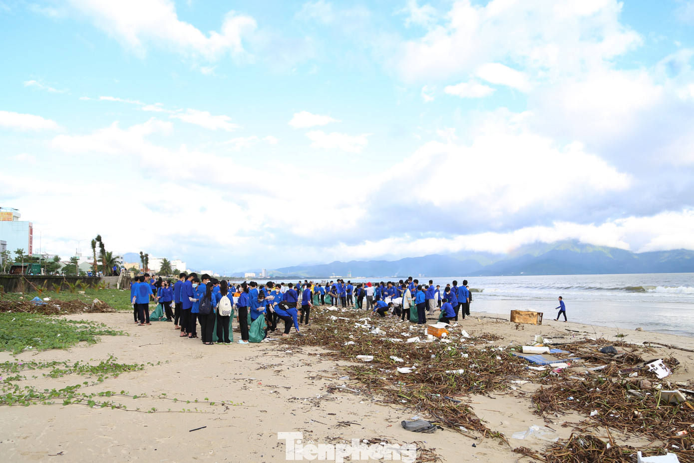 Sáng 21/10, Thành Đoàn Đà Nẵng tổ chức ra quân tổng vệ sinh môi trường biển dọc tuyến đường Nguyễn Tất Thành trên địa bàn các quận Thanh Khê, Liên Chiểu với sự tham gia của 3.000 đoàn viên thanh niên. Ảnh: Giang Thanh
