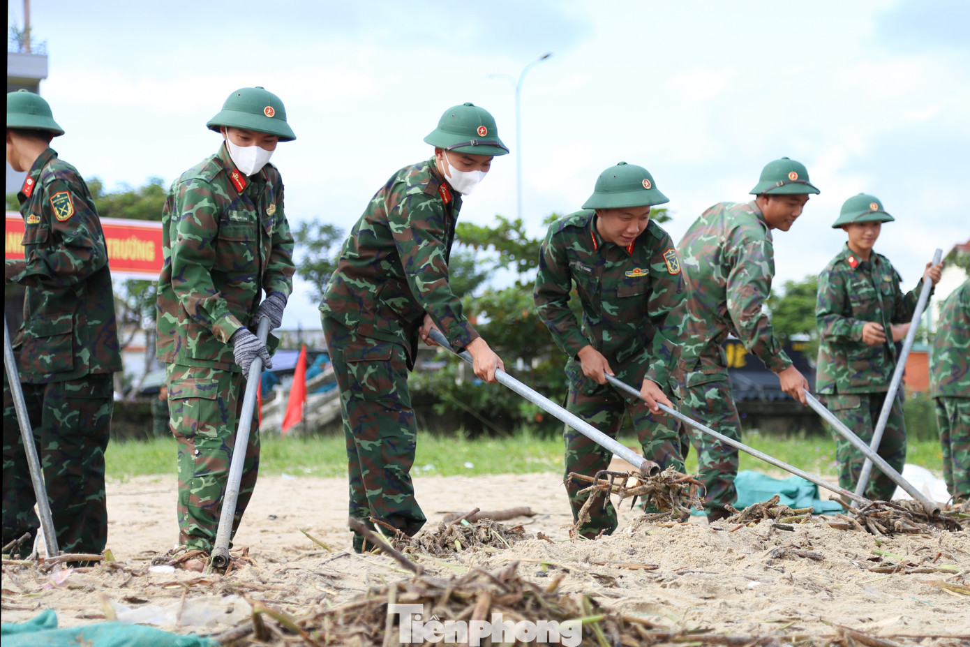 Hàng ngàn đoàn viên thanh niên ra quân dọn vệ sinh môi trường tại các địa bàn khu dân cư, khu vực công cộng, địa bàn trường học; khơi thông hệ thống các mương nước, cống rãnh....