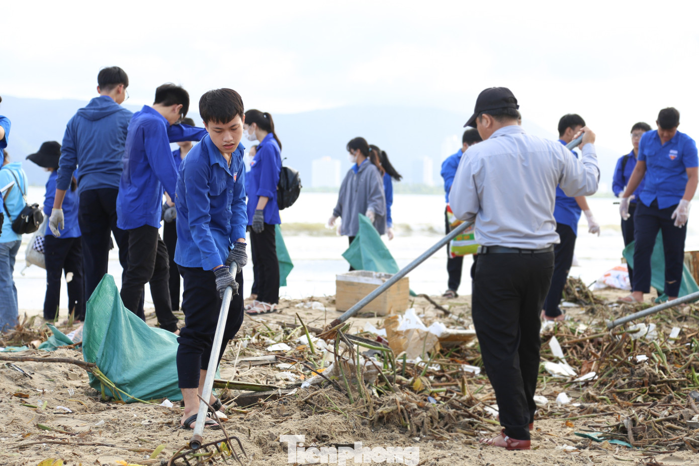 Từ hơn 6h sáng, hàng ngàn "áo xanh" đã có mặt ở dọc khu vực bờ biển Nguyễn Tất Thành với đầy đủ dụng cụ: cào, cuốc, bao tay, găng tay... để dọn vệ sinh.