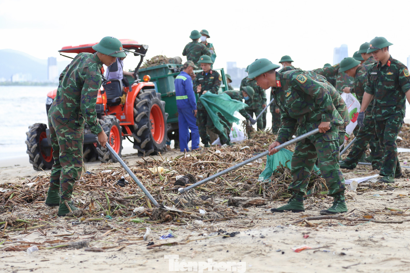 Hàng ngàn đoàn viên thanh niên ra quân dọn vệ sinh môi trường tại các địa bàn khu dân cư, khu vực công cộng, địa bàn trường học; khơi thông hệ thống các mương nước, cống rãnh....
