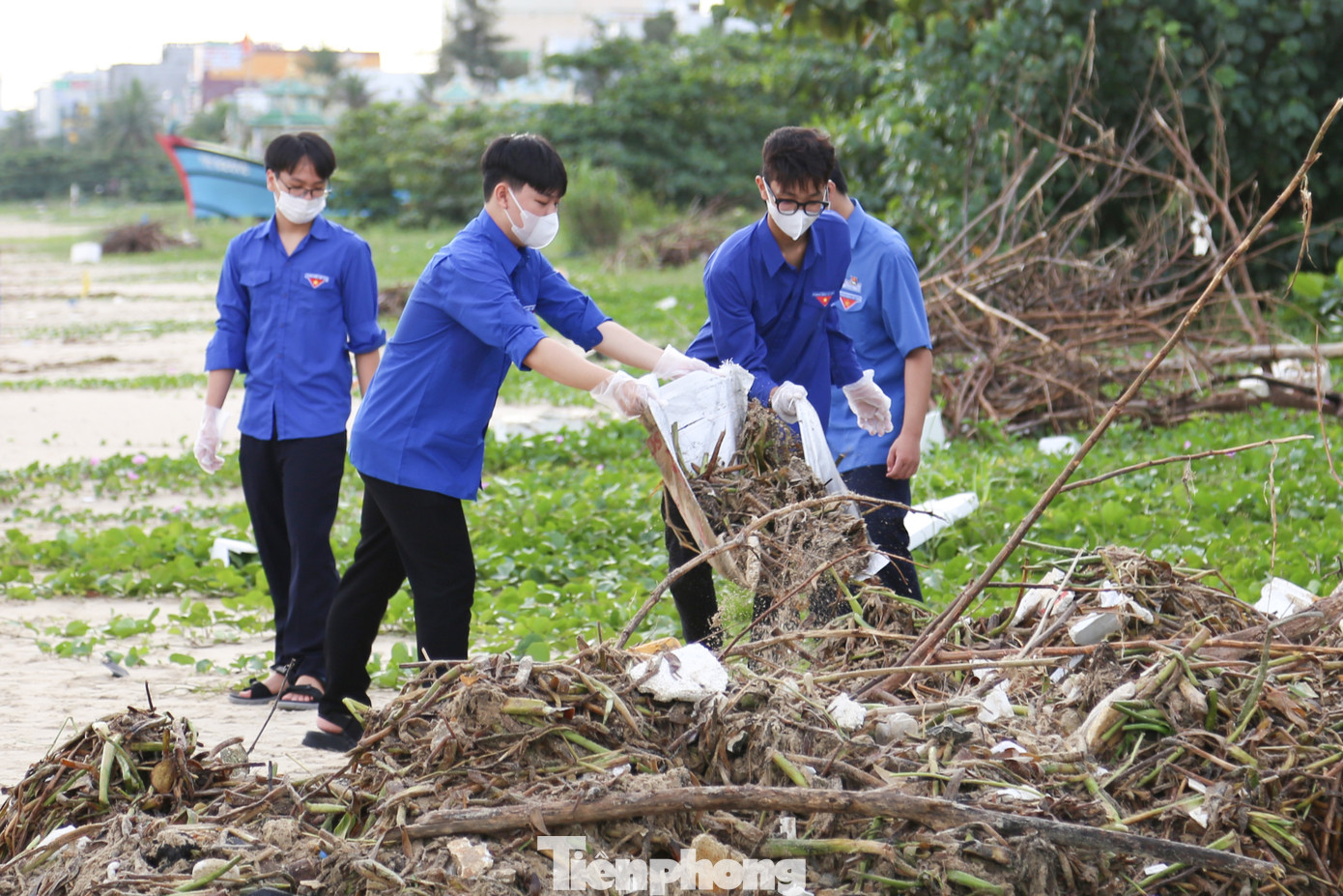 Quận Đoàn Sơn Trà và Quận Đoàn Ngũ Hành Sơn đã huy động hơn 1000 đoàn viên, thanh niên để dọn vệ sinh các bãi biển du lịch như Bãi biển Mỹ Khê, Bãi biển T20, Bãi biển Phạm Văn Đồng...., thu gom hàng chục tấn rác thải.