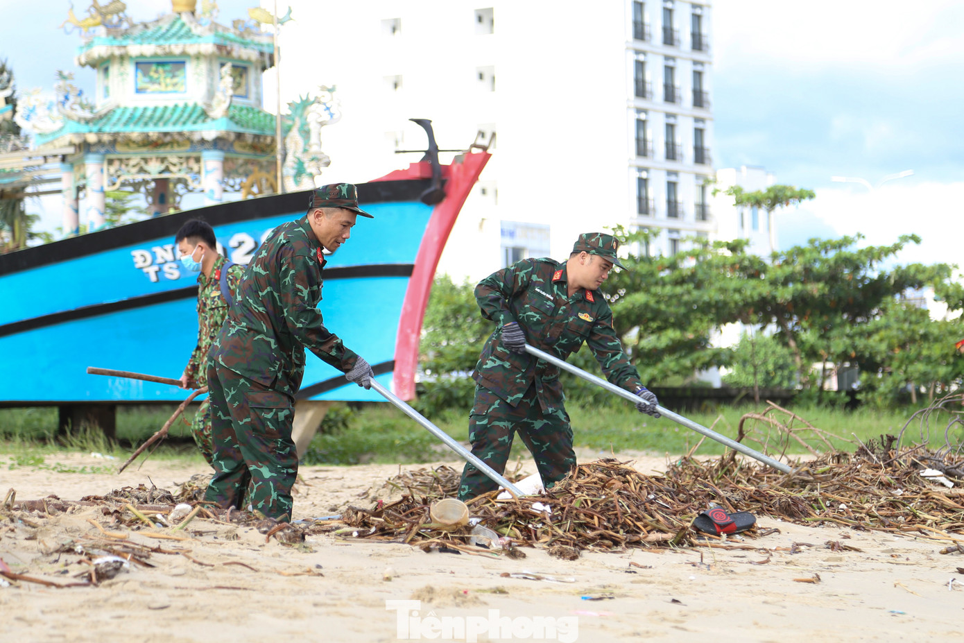 Hàng ngàn đoàn viên thanh niên ra quân dọn vệ sinh môi trường tại các địa bàn khu dân cư, khu vực công cộng, địa bàn trường học; khơi thông hệ thống các mương nước, cống rãnh....