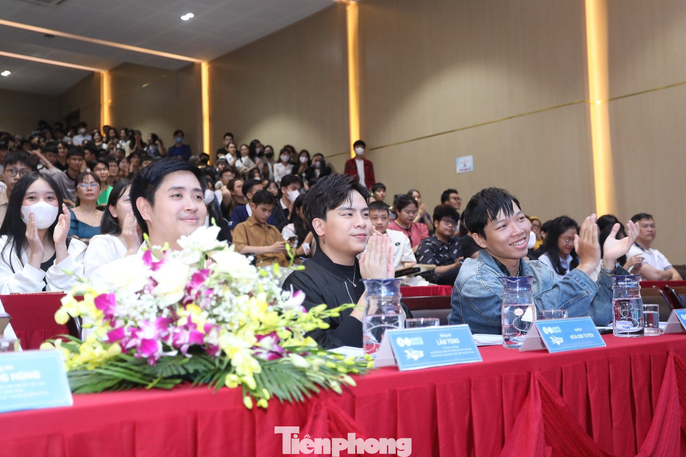 Đêm diễn còn có sự góp mặt của nhạc sĩ, ca sĩ, nhà sản xuất âm nhạc Hứa Kim Tuyền, anh được mệnh danh là "hit maker" với hàng loạt sáng tác làm nên tên tuổi của nhiều nghệ sĩ. Lần này, bên cạnh vai trò ca sĩ, Hứa Kim Tuyền còn là thành viên Ban Giám khảo của Vòng Lưu diễn Khu vực 3 cùng với anh Lâm Tùng - Phó Trưởng ban Thanh niên Trường học T.Ư Đoàn - Giám đốc Trung tâm Hỗ trợ và Phát triển Sinh viên Việt Nam và biên đạo nhảy Nguyễn Việt Hoàng. Đêm diễn còn có sự góp mặt của nhạc sĩ, ca sĩ, nhà sản xuất âm nhạc Hứa Kim Tuyền, anh được mệnh danh là "hit maker" với hàng loạt sáng tác làm nên tên tuổi của nhiều nghệ sĩ. Lần này, bên cạnh vai trò ca sĩ, Hứa Kim Tuyền còn là thành viên Ban Giám khảo của Vòng Lưu diễn Khu vực 3 cùng với anh Lâm Tùng - Phó Trưởng ban Thanh niên Trường học T.Ư Đoàn - Giám đốc Trung tâm Hỗ trợ và Phát triển Sinh viên Việt Nam và biên đạo nhảy Nguyễn Việt Hoàng.