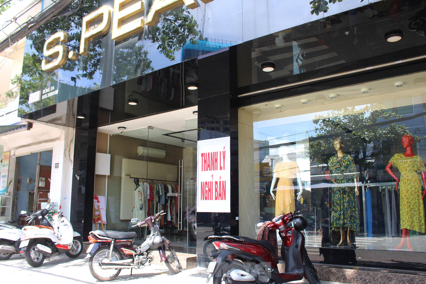 Đi qua những tuyến đường lớn như Lê Duẩn, Hoàng Diệu, Phan Châu Trinh, Hoàng Hoa Thám..., dễ dàng bắt gặp những cửa hàng treo biển thanh lý hoặc sang nhượng shop.