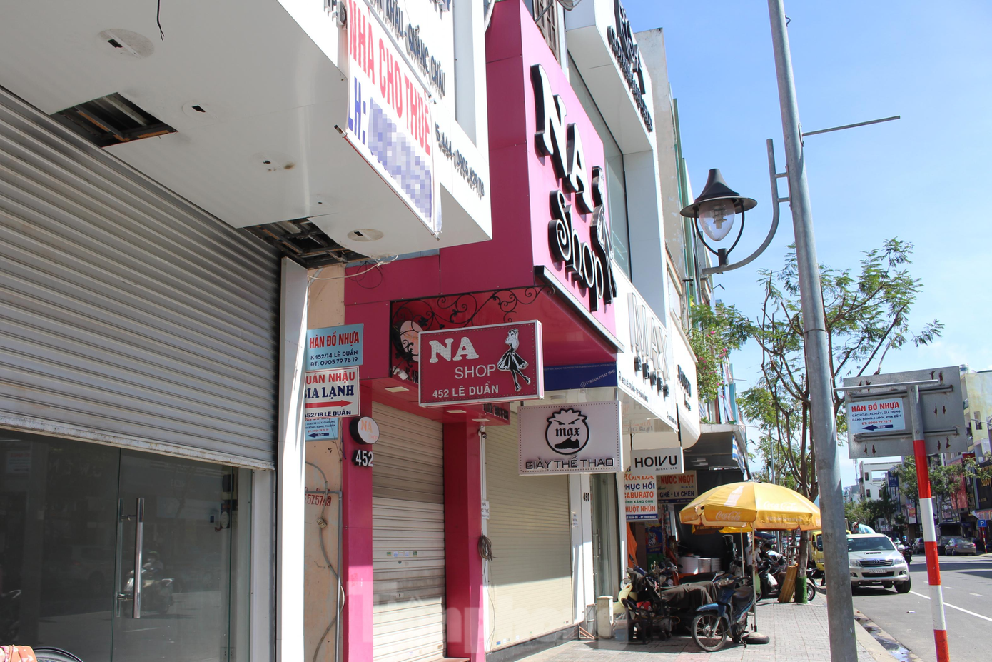 Hàng loạt cửa hàng cũng treo biển sang nhượng shop, sang nhượng mặt bằng hoặc đóng cửa trả lại mặt bằng cho chủ nhà vì không cầm cự nổi sau nhiều tháng đóng cửa liên tục.