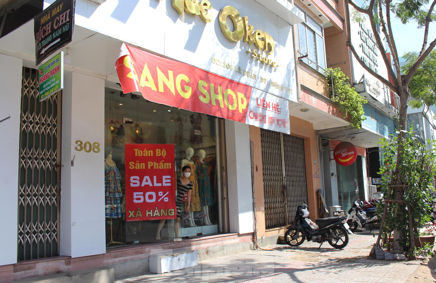 Mở cửa trở lại sau nhiều tháng tạm nghỉ, chị Nguyễn Thị Ngọc Thương (chủ shop thời trang trên đường Lê Duẩn) tung chương trình khuyến mãi 50% để hút khách. "May nhờ có khuyến mãi nên mới có khách mua, chứ không cũng ế ẩm lắm", chị Thương nói.