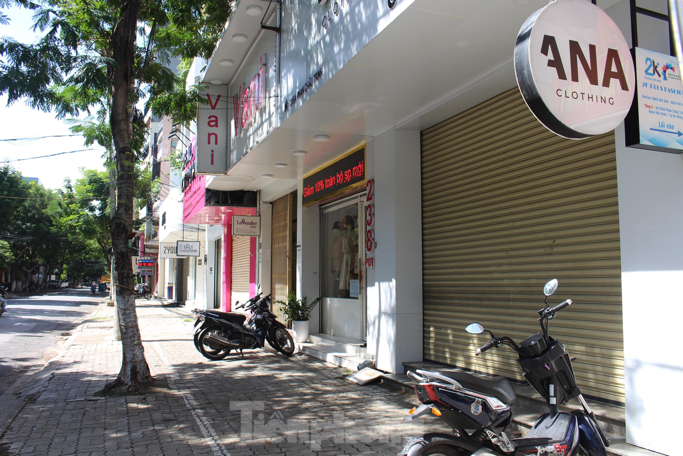 Dãy cửa hàng thời trang trên đường Phan Châu Trinh (phường Phước Ninh, quận Hải Châu) đìu hiu sau giãn cách. "Sức mua hiện tại chỉ khoảng 20-30% so với trước dịch. Ban ngày hầu như không có khách, buổi tối mới có. Hiện, shop cũng đang tiến hành chương trình khuyến mãi nhưng lượng khách mua qua kênh online và tại cửa hàng đều không đáng kể", quản lý shop thời trang V. cho hay.