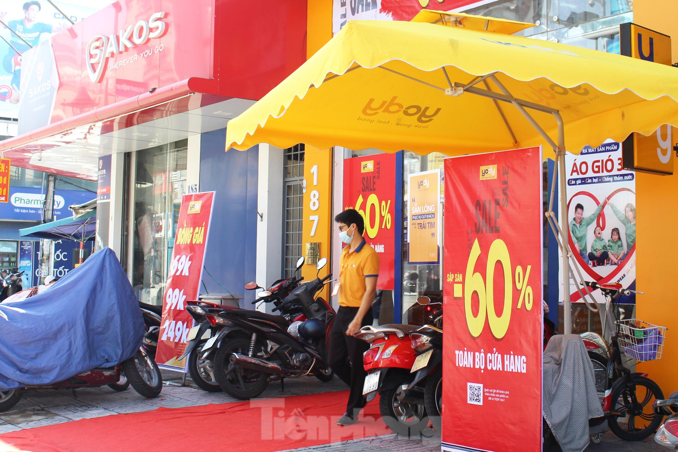 Để thu hút khách hàng trở lại sau giãn cách, các cửa hàng thời trang cũng tung "mưa" khuyến mãi để kích cầu mua sắm với nhiều chương trình ưu đãi đồng giá, giảm giá lên đến 50% - 60%, mua 1 tặng 1, tặng quà khuyến mãi...