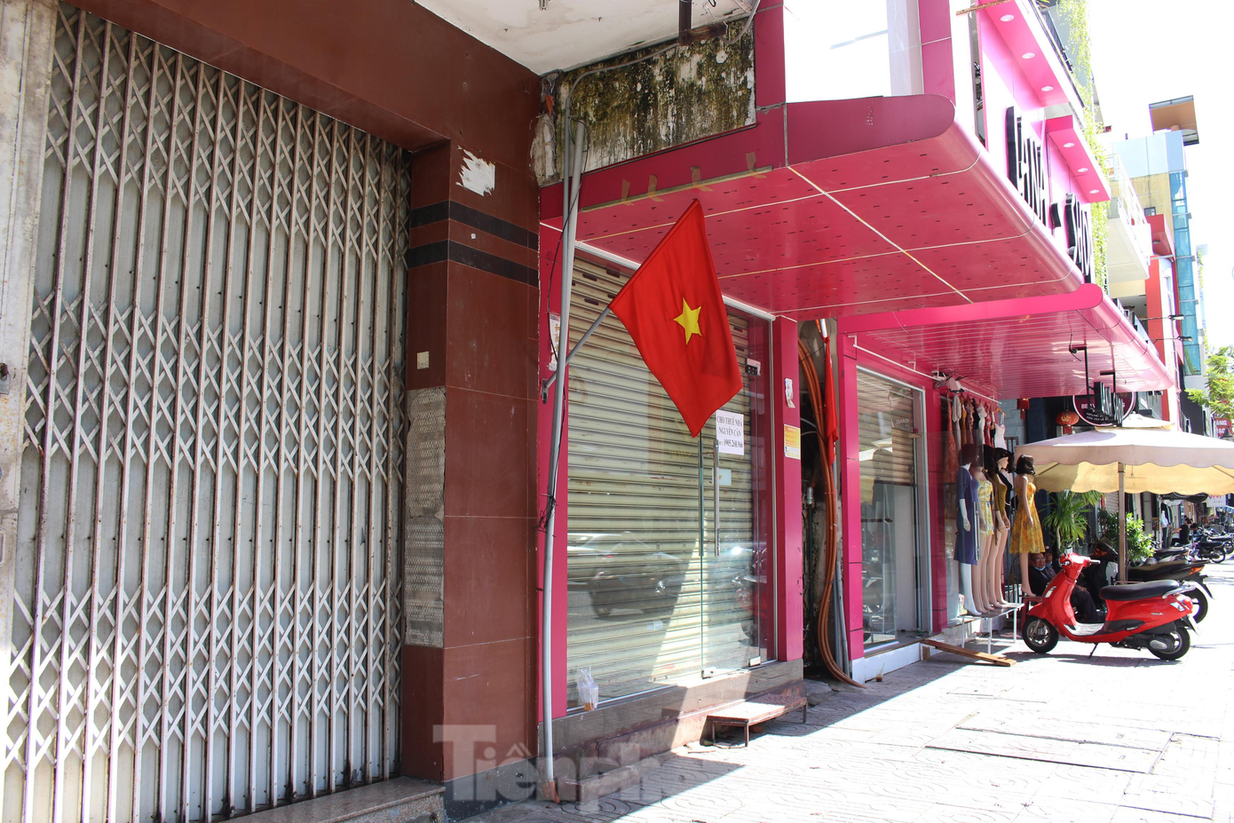Gần 1 tuần sau khi được phép kinh doanh khi UBND TP Đà Nẵng nới lỏng các biện pháp phòng chống dịch, hàng loạt cửa hàng thời trang ở Đà Nẵng vẫn "đóng cửa cài then". Ảnh: Giang Thanh