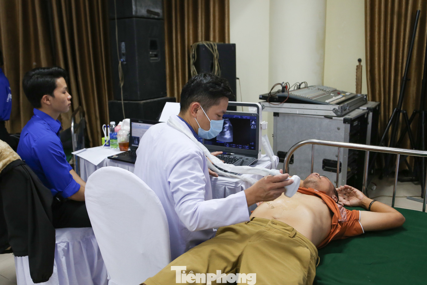 Cầm tấm phiếu khám bệnh miễn phí trên tay, ông Cao Văn Toàn (65 tuổi, phường Hòa Thọ Đông, quận Cẩm Lệ) có mặt từ sớm để xếp hàng đợi khám bệnh. Với sự hỗ trợ của các tình nguyện viên, ông Toàn nhanh chóng việc khám bệnh, kê đơn.