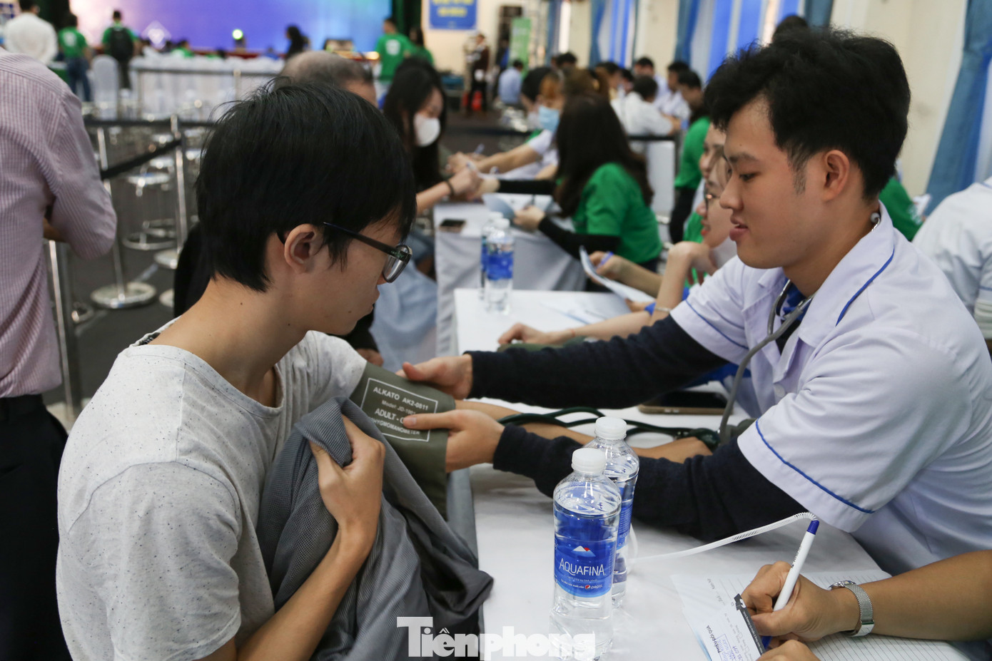 "Năm nay, kết hợp với Hội Thầy thuốc trẻ Việt Nam, chúng tôi đã tổ chức 4 đợt khám, phát thuốc và tầm soát các bệnh miễn phí cho hàng ngàn người dân khó khăn trên địa bàn Đà Nẵng. Đặc biệt, trong Tháng Thanh niên, chiến dịch Tình nguyện hè, đội ngũ bác sĩ trẻ cũng xung kích, nhiệt tình tham gia các đợt khám chữa bệnh ở vùng xa, vùng khó khăn tại các địa phương lân cận Đà Nẵng như Quảng Nam, Quảng Ngãi...", bác sĩ Trung nói.