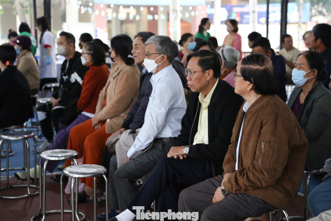 Bên cạnh việc thăm khám tổng quát, người dân được các bác sĩ làm các xét nghiệm sàng lọc, khám bệnh ở tất cả các chuyên khoa như: mắt, tai mũi họng, đo độ loãng xương, chụp X-Quang, siêu âm, điện tim...