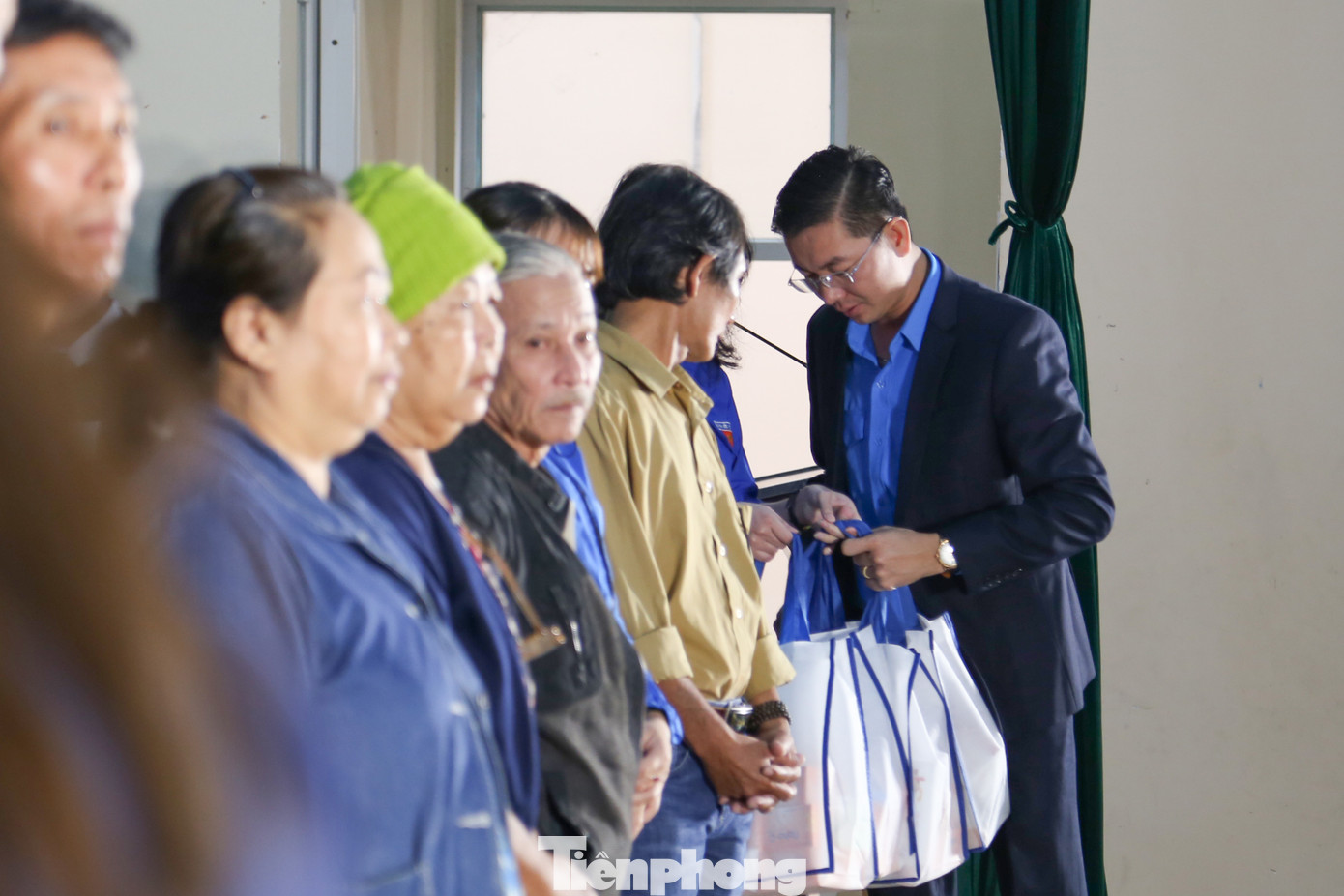 "Qua đó, mang đến hàng nghìn cơ hội khám bệnh miễn phí cho người dân. Đó không chỉ là hoạt động mang ý nghĩa nhân văn rất lớn mà còn có giá trị thực tiễn đối với người dân, tạo điều kiện cho người dân được tiếp cận dịch vụ y tế chất lượng, giúp phát hiện và can thiệp kịp thời các bệnh lý liên quan, bởi nhiều người trong số họ không có điều kiện thực hiện khám tổng quát và chuyên sâu", anh Duân nói. Tại chương trình, BTC cũng trao tặng 10 suất quà cho các hộ đặc biệt khó khăn trên địa bàn.