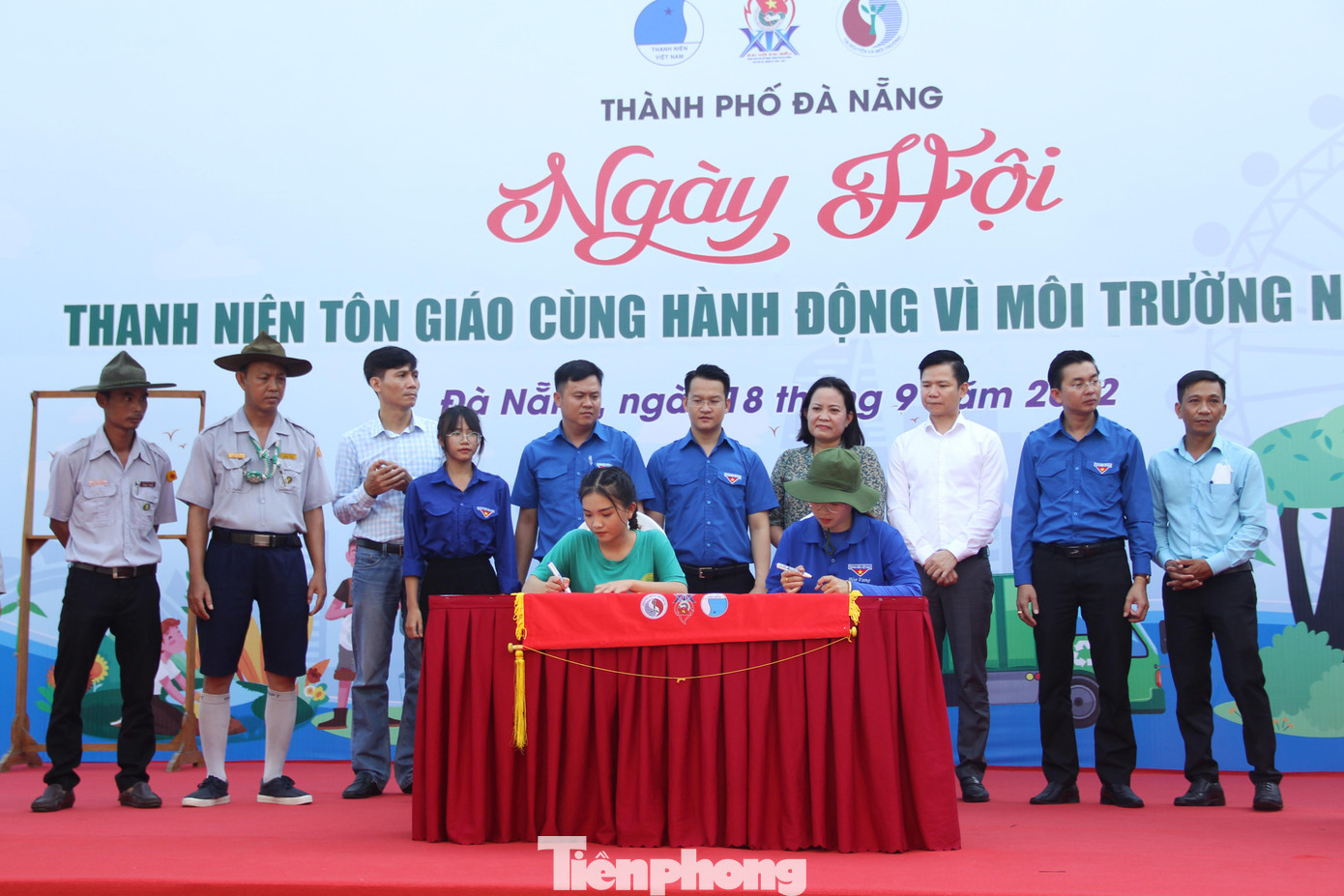 Đại diện các cơ sở, thanh niên tôn giáo các Quận, Huyện Đoàn ký cam kết thực hiện phong trào “Thanh niên tôn giáo cùng hành động vì môi trường xanh – sạch – đẹp”. Ảnh: Giang Thanh