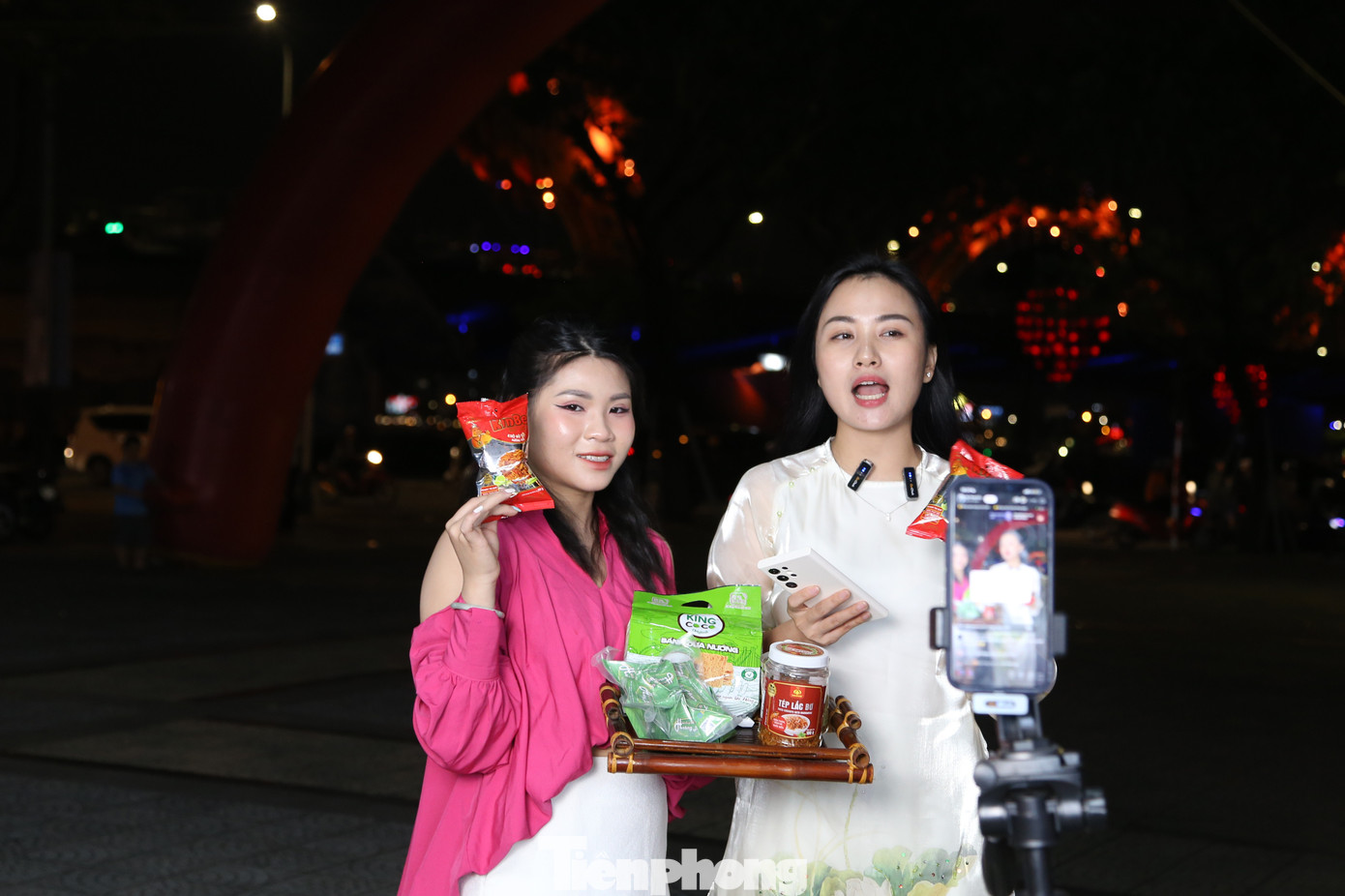 Các đặc sản địa phương được bán trên nền tảng tiktok với nhiều ưu đãi. (Ảnh: Giang Thanh)