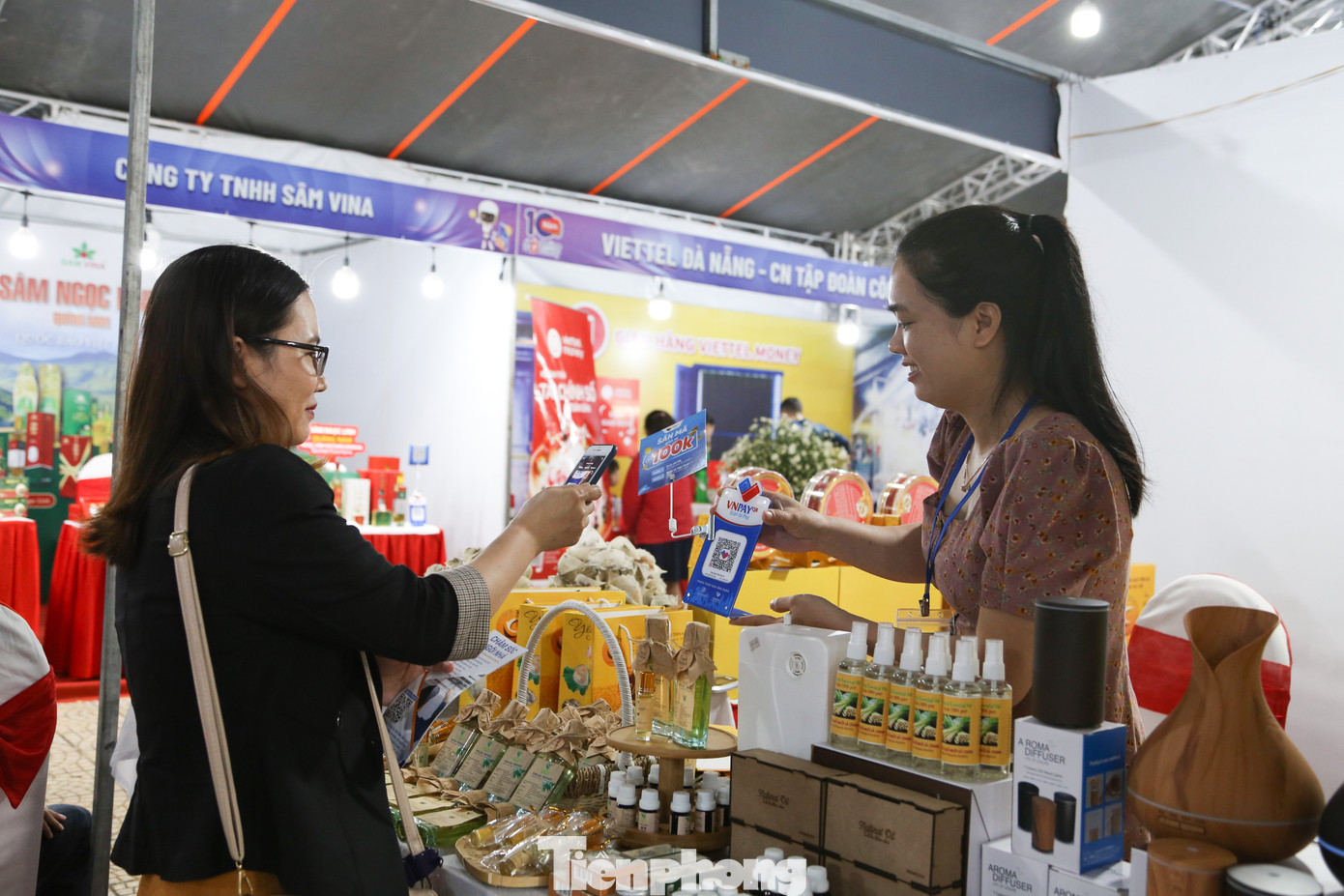 Khách hàng mua sắm trực tiếp được khuyến khích thanh toán trực tuyến với nhiều ưu đãi, mã giảm giá.