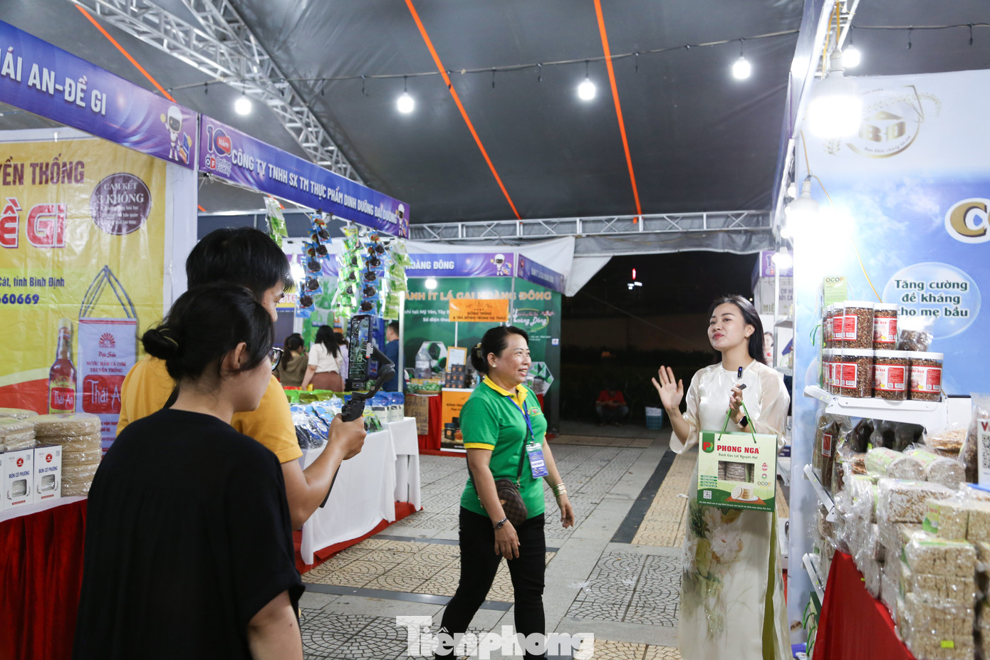 Nhiều doanh nghiệp, cơ sở sản xuất đặc sản, sản phẩm OCOP lần đầu trải nghiệm bán hàng qua livestream.