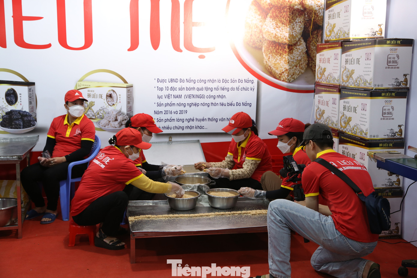 Nhiều doanh nghiệp, cơ sở sản xuất đặc sản, sản phẩm OCOP lần đầu trải nghiệm bán hàng qua livestream.