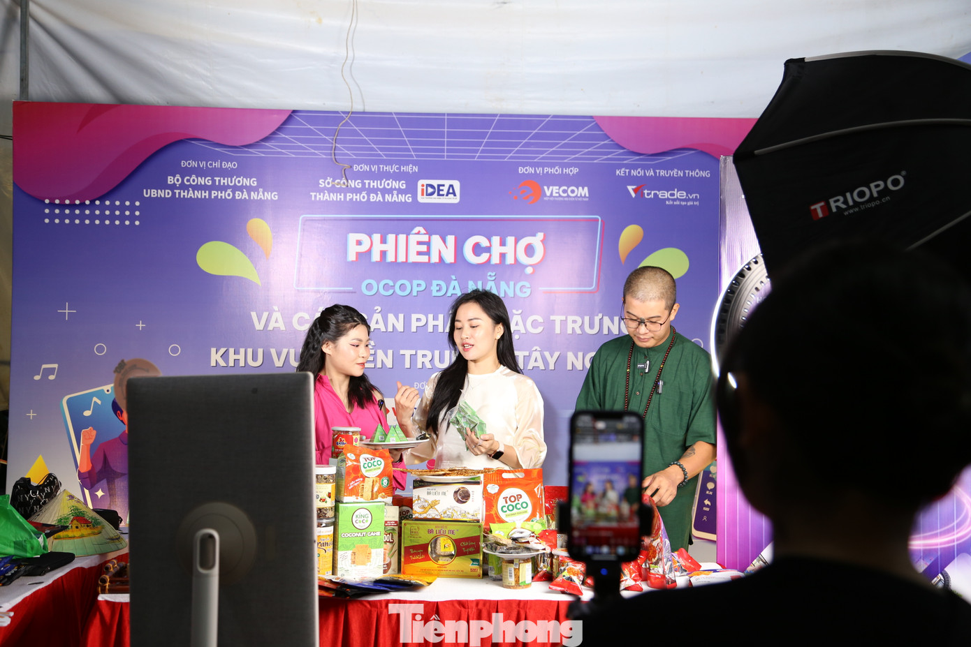 Các đặc sản địa phương được bán trên nền tảng tiktok với nhiều ưu đãi. (Ảnh: Giang Thanh)