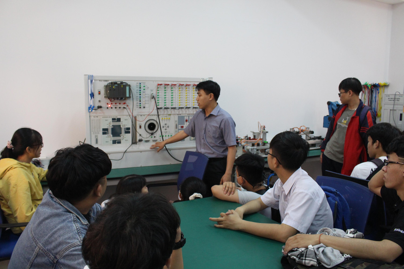 Ngoài ra, các bạn học sinh còn được trải nghiệm không gian nghiên cứu Điện điện tử và CNTT, Công nghệ Hóa tiên tiến, Thực hành và mô phỏng y khoa... để tìm hiểu về các sản phẩm nghiên cứu ứng dụng công nghệ 4.0. Ảnh: Giang Thanh