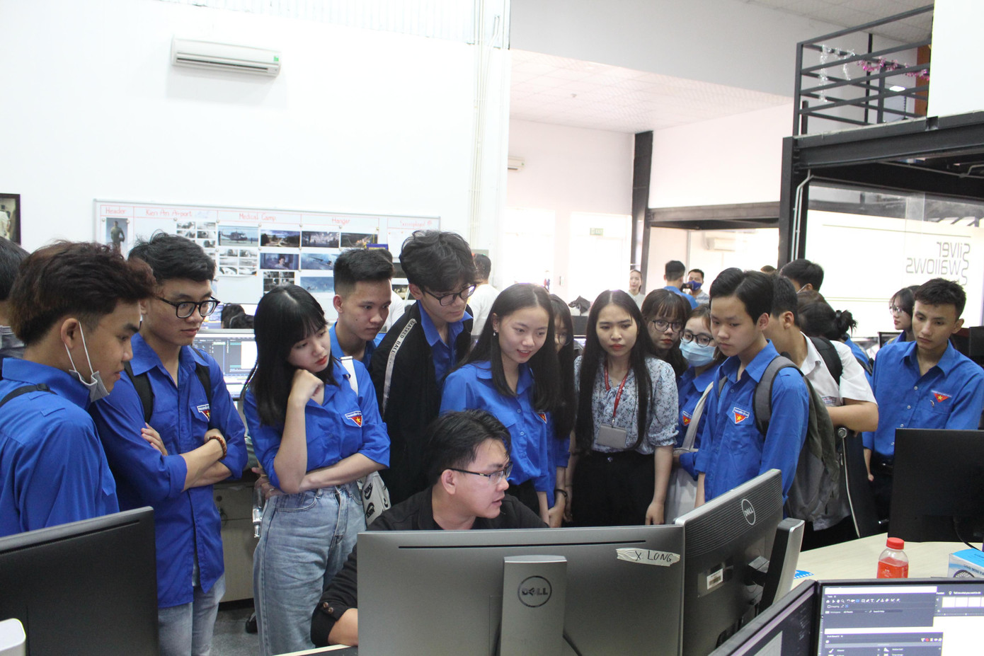 &quot;Chuyến xe&quot; lần này có sự tham gia của khoảng 50 bạn đoàn viên thanh niên là học sinh từ lớp 10 đến lớp 12 trường THPT Sơn Trà và trường THPT Ngũ Hành Sơn. Tham gia hành trình, các bạn học sinh được trải nghiệm tại các trung tâm nghiên cứu khoa học, đổi mới sáng tạo ở trường ĐH Duy Tân. Ảnh: Giang Thanh