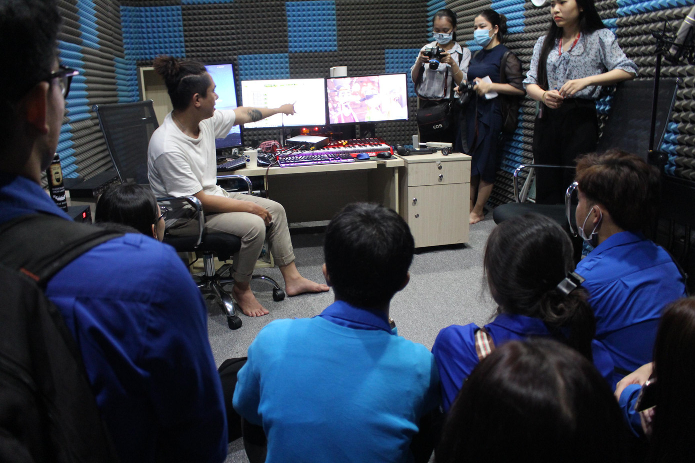 Các bạn sinh viên trải nghiệm khôn gian nghiên cứu thiết kế đồ họa và xưởng phim Én bạc. Ảnh: Giang Thanh