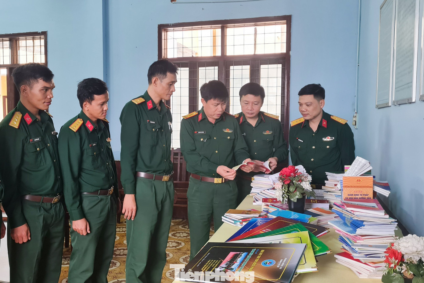 Đoàn kiểm tra, thăm các mô hình phổ biến giáo dục pháp luật ở Trung đoàn 143 (Sư đoàn Bộ binh 315, Quân khu 5)