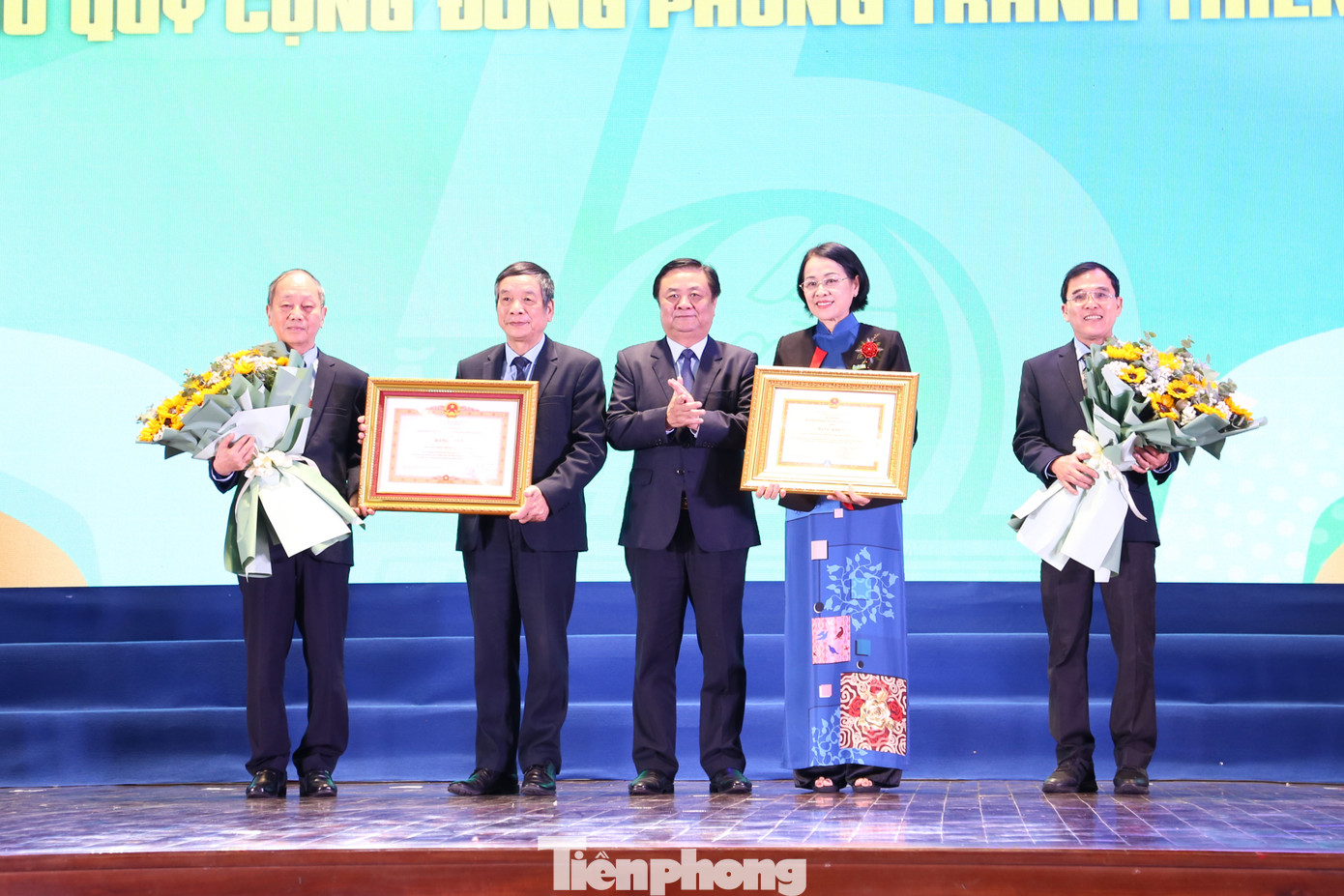 Thừa ủy quyền Thủ tướng, Bộ trưởng Bộ NN&PTNT Lê Minh Hoan trao bằng khen của Thủ tướng Chính phủ cho Quỹ Cộng đồng phòng tránh thiên tai. Bộ NN&PTNT cũng tặng bằng khen cho Quỹ vì những đóng góp trong việc nâng cao nhận thức và năng lực tự phòng tránh thiên tai ở các địa phương trong cả nước Thừa ủy quyền Thủ tướng, Bộ trưởng Bộ NN&PTNT Lê Minh Hoan trao bằng khen của Thủ tướng Chính phủ cho Quỹ Cộng đồng phòng tránh thiên tai. Bộ NN&PTNT cũng tặng bằng khen cho Quỹ vì những đóng góp trong việc nâng cao nhận thức và năng lực tự phòng tránh thiên tai ở các địa phương trong cả nước