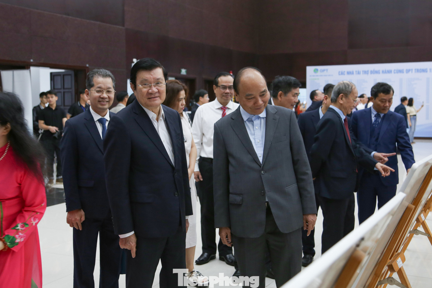 Các đại biểu tham quan triển lãm ảnh 15 năm hoạt động của Quỹ Cộng đồng phòng tránh thiên tai. (Ảnh: Giang Thanh) Các đại biểu tham quan triển lãm ảnh 15 năm hoạt động của Quỹ Cộng đồng phòng tránh thiên tai. (Ảnh: Giang Thanh)