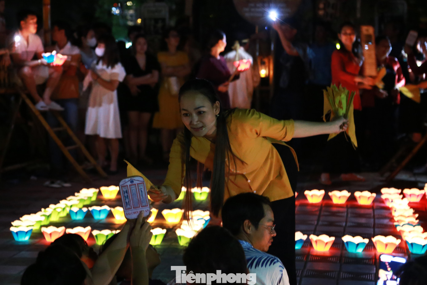 Dù tắt điện, nhưng không khí của buổi hát bài Chòi vẫn hết sức sôi động, người dân dùng đèn flash điện thoại để soi rọi những thẻ bài, hỗ trợ những người quản trò.