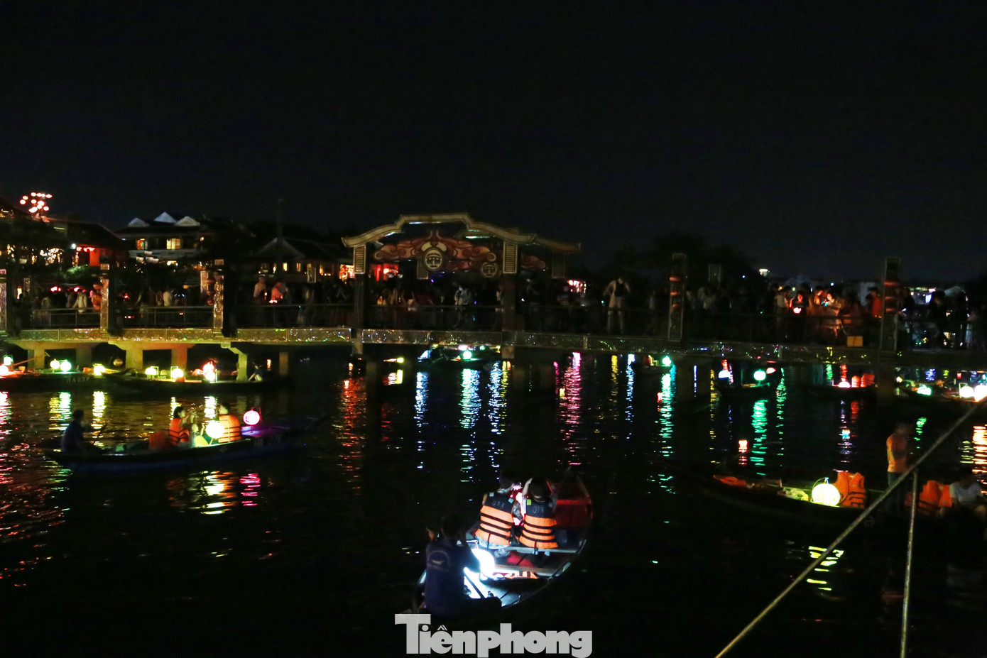 Khi 2 bờ sông Hoài bớt rực rỡ, người dân và du khách lại càng thích thú trải nghiệm đi thuyền dọc sông Hoài và thả những chiếc đèn hoa đăng đủ màu sắc.