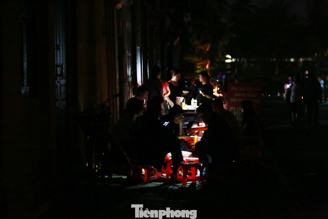 Khách du lịch đang dùng bữa, uống cafe ở các hàng quán, nhà hàng... dùng đèn flash điện thoại để soi sáng. Những dãy phố dài thi thoảng lóe lên những ánh đèn sáng gợi nhớ nhiều người về những ngày xưa cũ.