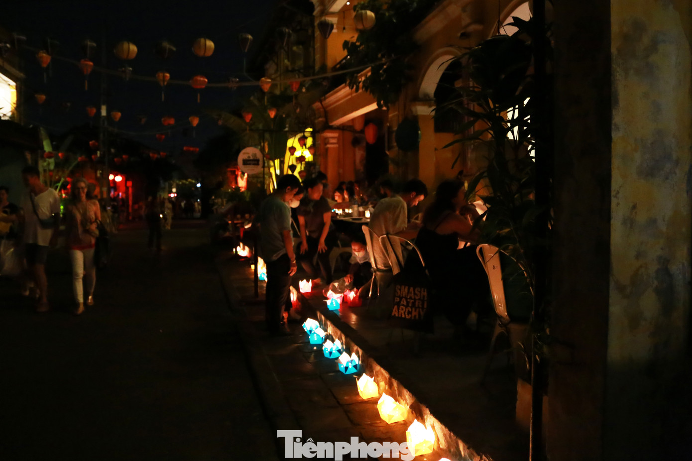 Tắt đèn, một nhà hàng trên đường Nguyễn Thái Học thắp sáng bằng một dãy hoa đăng đủ sắc màu ở khu vực vỉa hè. Mỗi bàn ăn cũng được bày biện thêm một vài ngọn nến để vừa chiếu sáng phục vụ khách, vừa trang trí.