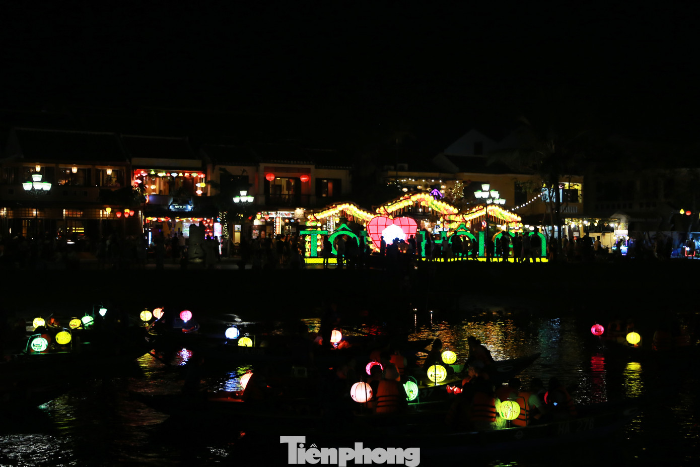 Đúng 20h30 ngày 25/3, các cửa hàng, nhà hàng, quán cafe... ở phố cổ Hội An đồng loạt tắt đèn để hưởng ứng Giờ Trái đất. Không còn ánh đèn điện sáng choang, phố Hội hiện lên lung linh đầy sắc màu trong ánh nến, ánh đèn hoa đăng và những chiếc đèn lồng. Ảnh: Giang Thanh