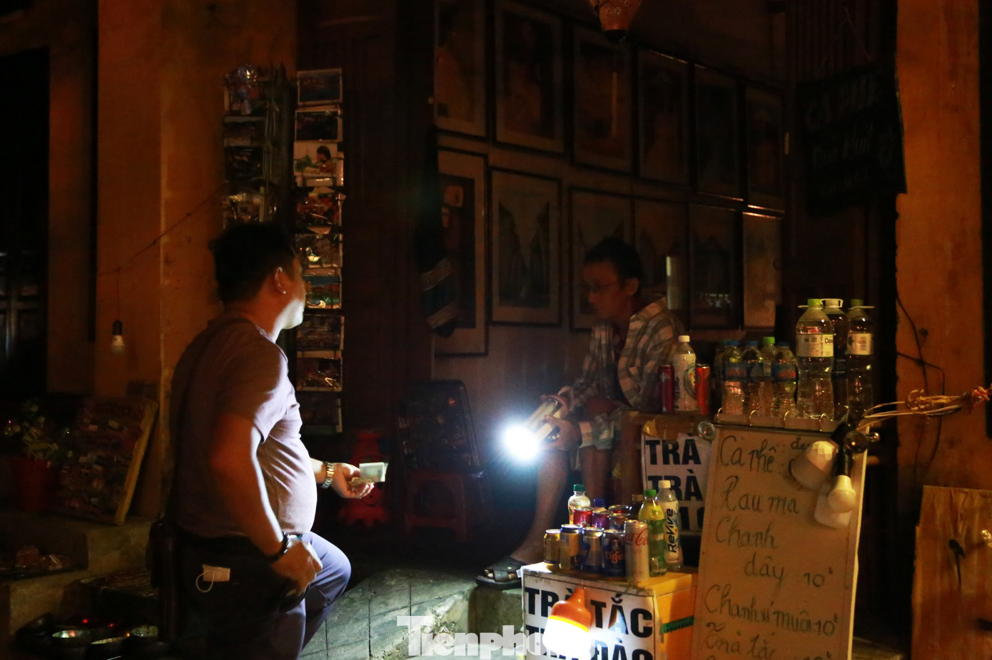 "Tất cả người dân sẽ cùng tắt các thiết bị điện không cần thiết từ 20h30 đến 21h30. Bên cạnh đó, chính quyền thành phố cũng khuyến khích người dân duy trì thói quen tắt các thiết bị điện không cần thiết trong sinh hoạt hàng ngày, phân loại rác tại nguồn, sử dụng các sản phẩm, giải pháp thân thiện với môi trường, giảm thiểu sử dụng các loại nhựa dùng một lần, tái chế các sản phẩm cũ…", ông Hùng nói.