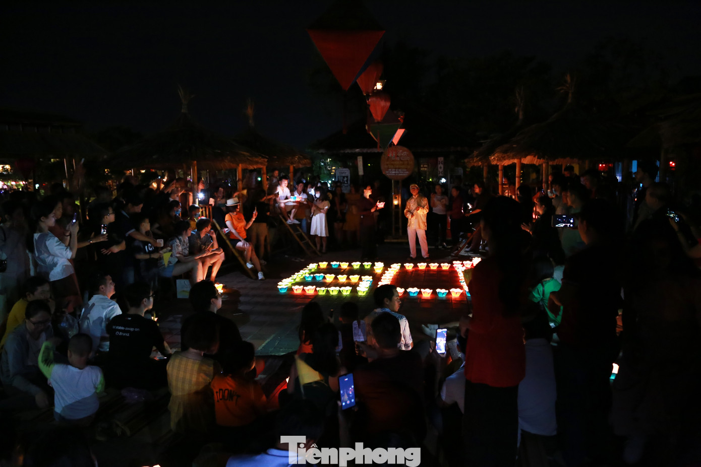 Sân khấu bài chòi Hội An nằm ở khu vực nút giao Bạch Đằng và Nguyễn Thái Học thu hút đông đảo du khách vào tối cuối tuần. Trước khi bắt đầu đêm diễn, quản trò cũng đã cáo lỗi với du khách vì những bất tiện trong 1 giờ tắt điện. Giữa sân khấu bài chòi, các anh hiệu, chị hiệu xếp hình hoa đăng với biểu tượng 60+ hưởng ứng giờ Trái đất.