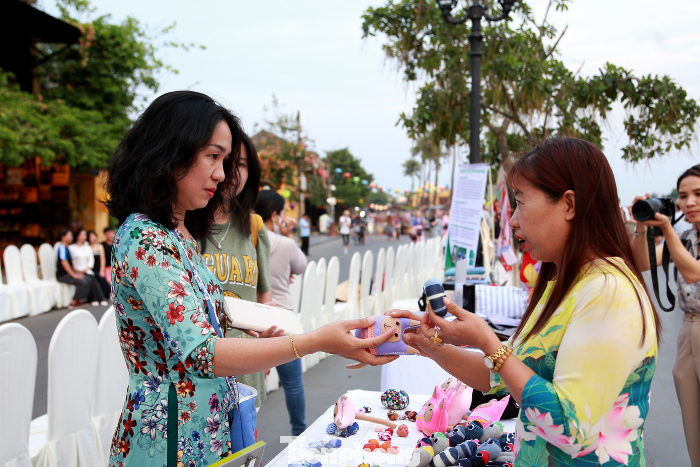 Trong khuôn khổ của buổi trình diễn, BTC cũng bày bán những sản phẩm thủ công độc đáo được tái chế từ vải, rác thải nhựa... do người khuyết tật tự tay làm. Các gian hàng cũng thu hút người dân và du khách ủng hộ.