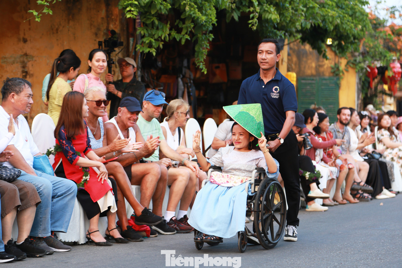 Theo BTC, đây là dịp để chia sẻ những câu chuyện về nỗ lực giảm phát thải tại địa phương, biến rác thành tài nguyên, tạo sinh kế và thúc đẩy nền kinh tế tuần hoàn của đô thị cổ Hội An theo một cách rất riêng. Hơn nữa, đây là cơ hội để các chị em khuyết tật chia sẻ trực tiếp câu chuyện tái chế rác thải của họ.