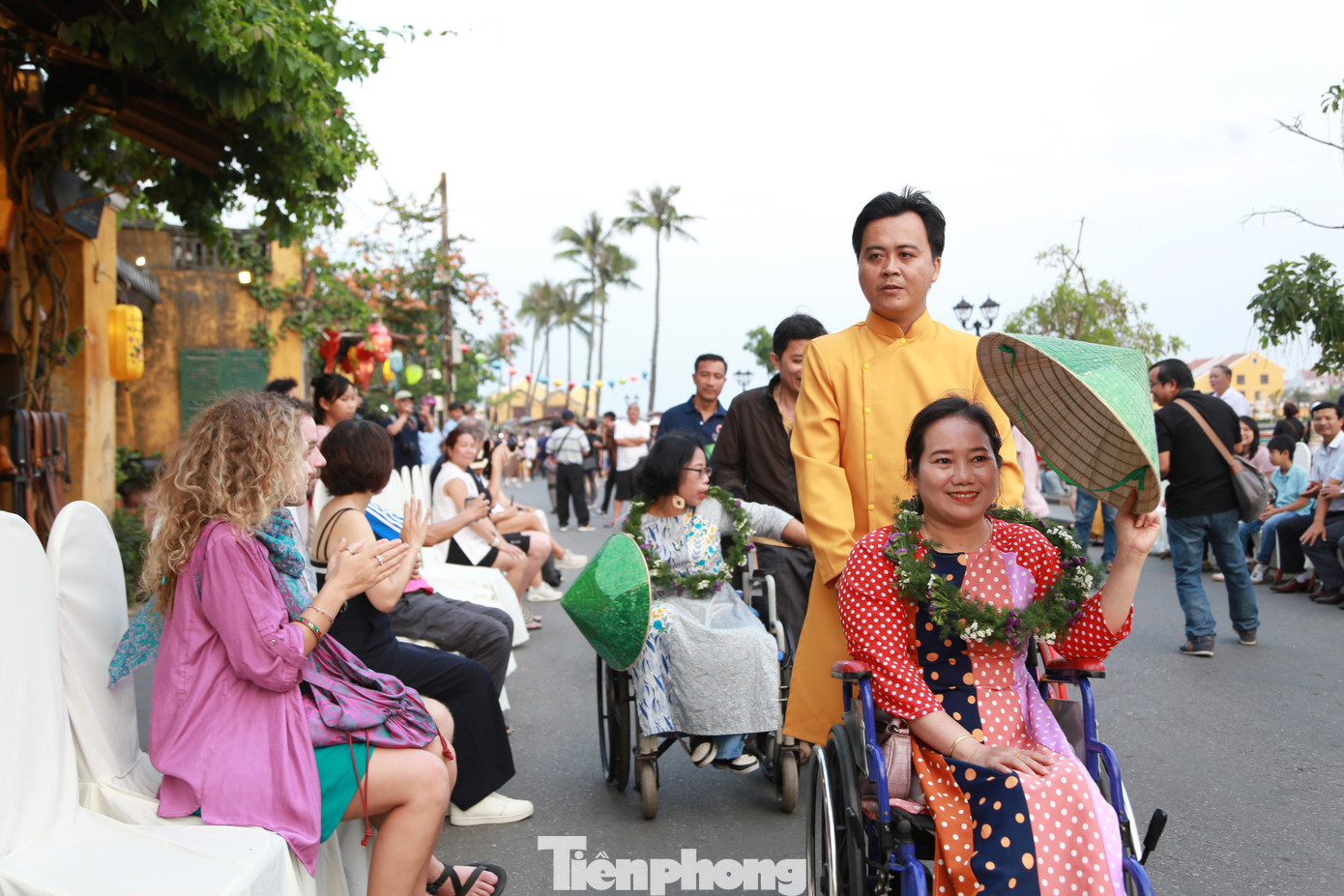 “Với mong muốn góp phần vào việc bảo vệ môi trường, hưởng ứng chiến dịch Giờ Trái đất năm 2023, các chị em trong CLB phụ nữ vượt lên chính mình của Cửa tiệm Hạnh phúc cùng các bên liên quan đã sáng tạo nên bộ sưu tập thời trang tái chế “O collection” từ các loại vải rẻo. Các loại trang sức trình diễn ngày hôm nay là từ các loại túi ni lông, nhựa tái chế với thông điệp “Một giờ Trái đất đặc biệt tại Hội An”, ông Hùng nói.