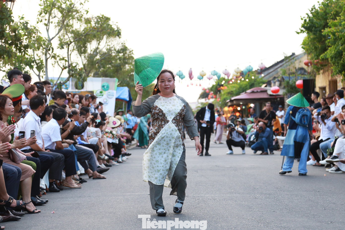 Bộ sưu tập gồm 18 chiếc áo dài được may từ những mảnh vải vụn bỏ đi thu thập từ các tiệm may khắp Hội An, được những người thợ may khuyết tật ở Quảng Nam, Đà Nẵng cần mẫn hoàn thiện. Bộ sưu tập có 4 chủ đề: Kết nối – Hàn gắn – Chữa lành – Vàng tỏa sáng.