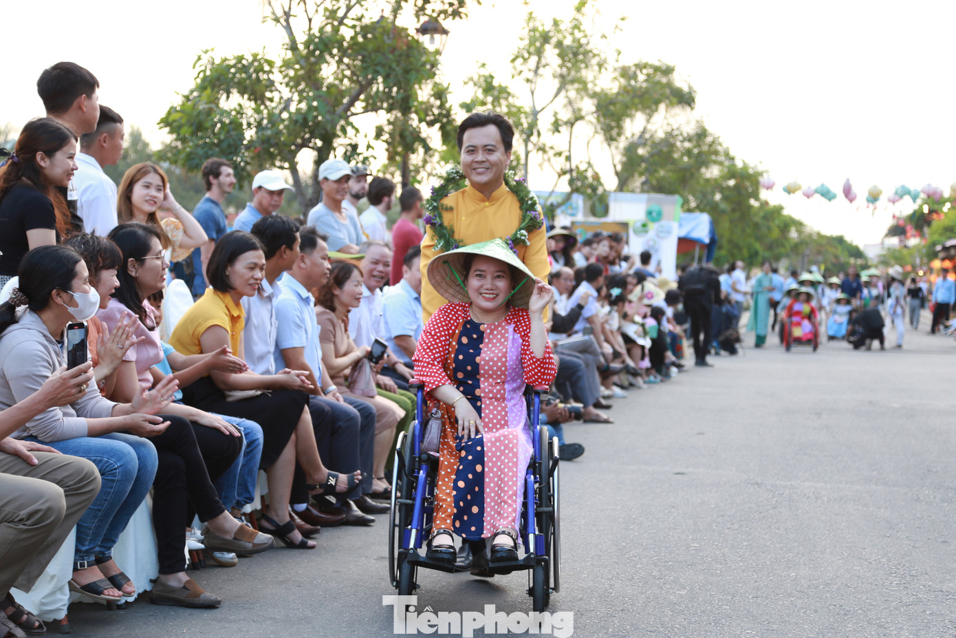 Theo BTC, đây là dịp để chia sẻ những câu chuyện về nỗ lực giảm phát thải tại địa phương, biến rác thành tài nguyên, tạo sinh kế và thúc đẩy nền kinh tế tuần hoàn của đô thị cổ Hội An theo một cách rất riêng. Hơn nữa, đây là cơ hội để các chị em khuyết tật chia sẻ trực tiếp câu chuyện tái chế rác thải của họ.