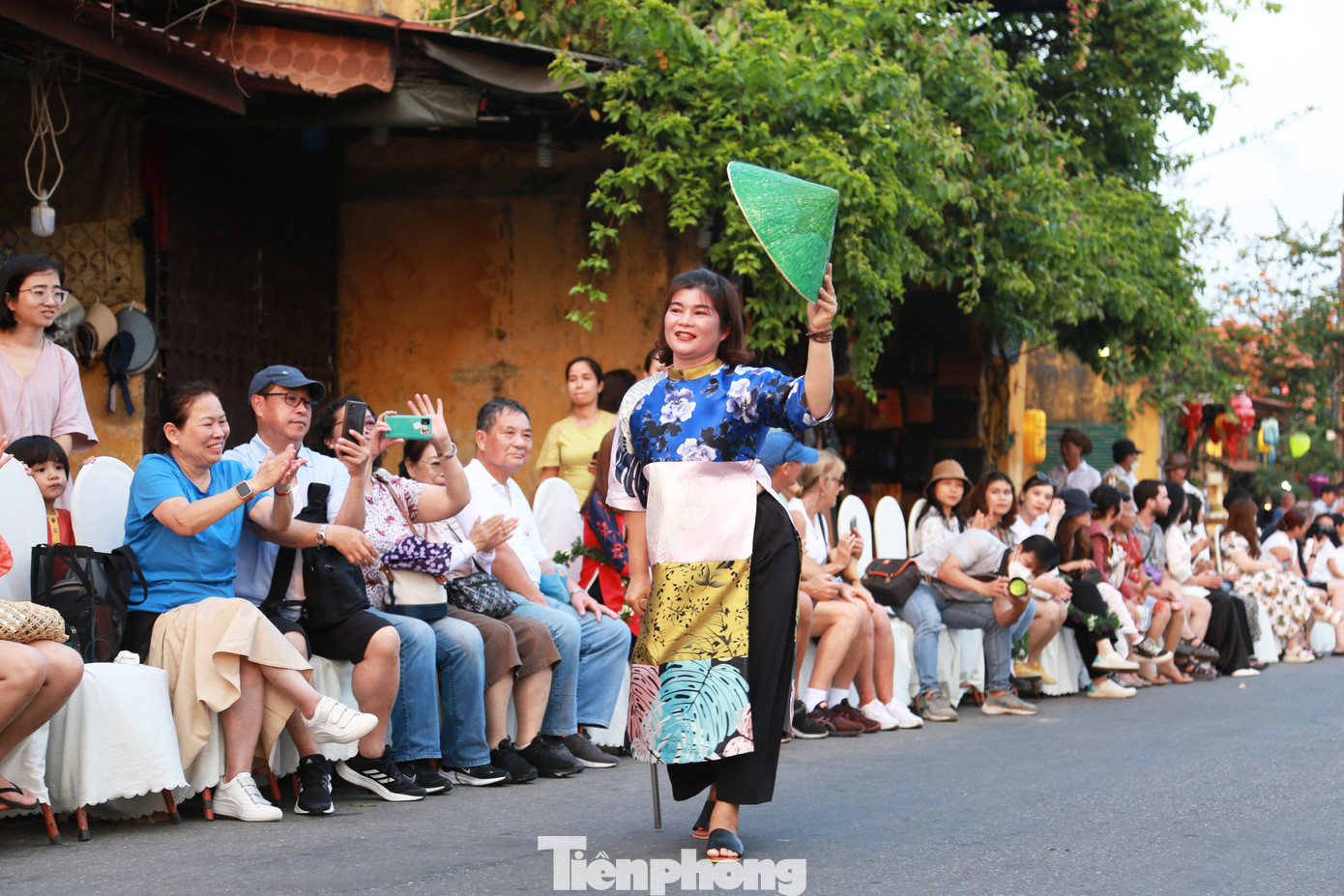 Theo chị Phan Ngọc Xuân Thảo, “O Collection” lấy cảm hứng từ phương thức hàn gắn gốm vỡ bằng vàng Kintsugi (Nhật Bản) với thông điệp, gốm vỡ vẫn mang trong mình những giá trị tốt đẹp, chỉ cần biết cách để hàn gắn, tạo ra những giá trị mới mẻ.