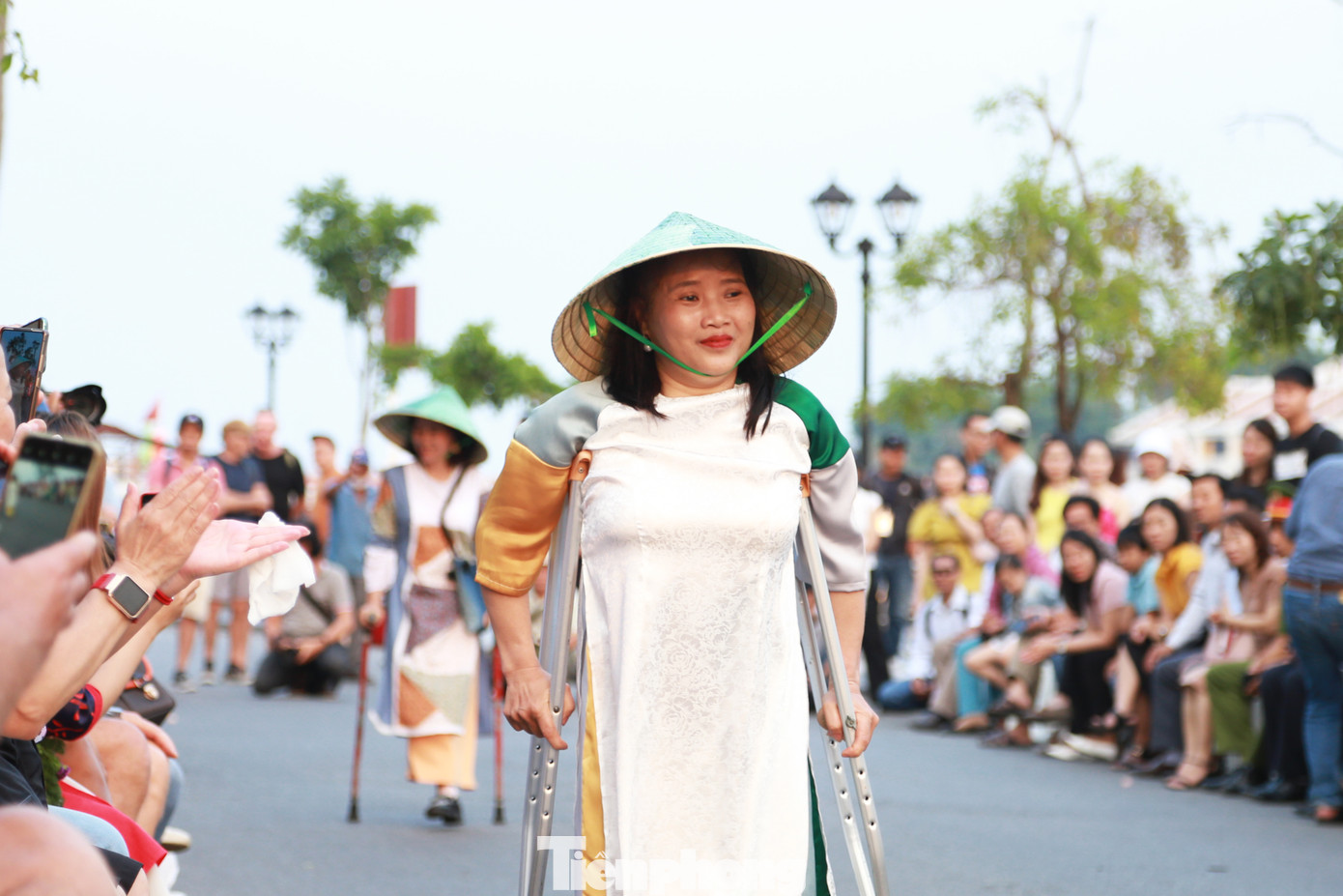 Theo chị Phan Ngọc Xuân Thảo, “O Collection” lấy cảm hứng từ phương thức hàn gắn gốm vỡ bằng vàng Kintsugi (Nhật Bản) với thông điệp, gốm vỡ vẫn mang trong mình những giá trị tốt đẹp, chỉ cần biết cách để hàn gắn, tạo ra những giá trị mới mẻ.