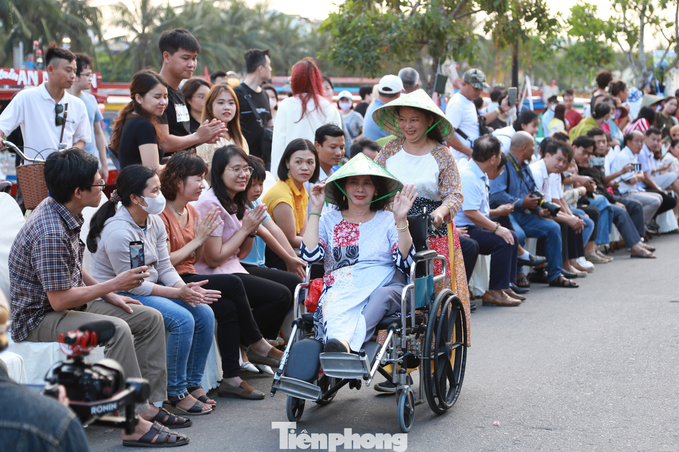 Theo BTC, đây là dịp để chia sẻ những câu chuyện về nỗ lực giảm phát thải tại địa phương, biến rác thành tài nguyên, tạo sinh kế và thúc đẩy nền kinh tế tuần hoàn của đô thị cổ Hội An theo một cách rất riêng. Hơn nữa, đây là cơ hội để các chị em khuyết tật chia sẻ trực tiếp câu chuyện tái chế rác thải của họ.