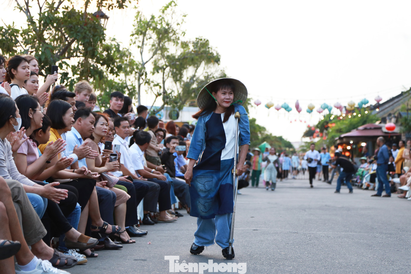 “Đây là ý tưởng của các chị em ở CORMIS và Cửa tiệm hạnh phúc, với vai trò là một nhà thiết kế, tôi chỉ là người giúp mọi người hiện thực hóa và truyền tải thông điệp này. Từ những mảnh vải rẻo vẫn có thể tạo nên những bộ áo dài thướt tha, những người mẫu khuyết tật vẫn tự tin trình diễn với nụ cười rạng rỡ, bộ sưu tập muốn gửi gắm đến tất cả mọi người rằng, không ai là hoàn hảo cả nhưng chỉ cần biết cách, mỗi người đều có thể tỏa sáng”, chị Thảo nói.
